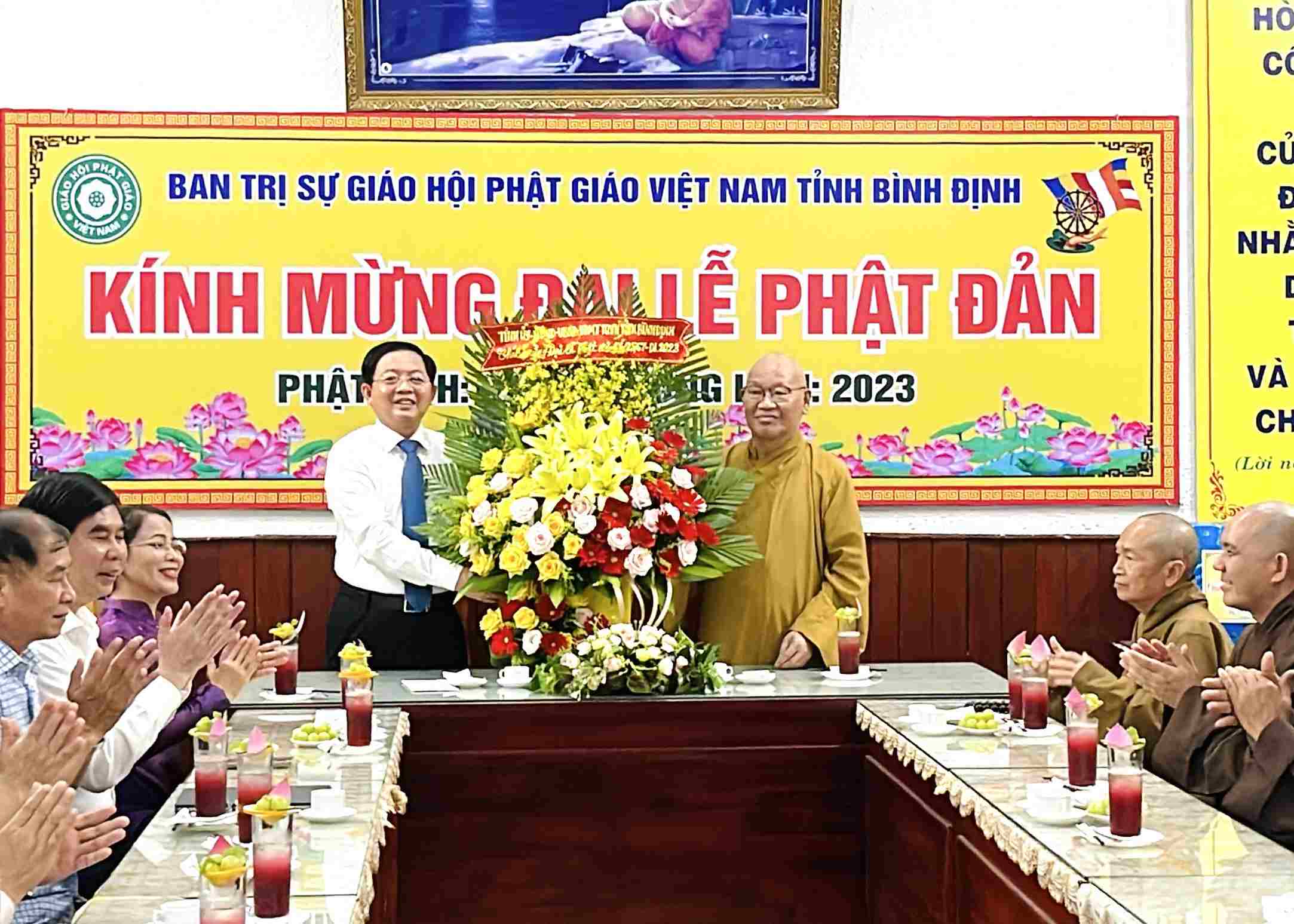 Lãnh đạo chính quyền tỉnh thăm và chúc mừng Phật đản tới Ban Trị sự Phật giáo tỉnh Bình Định